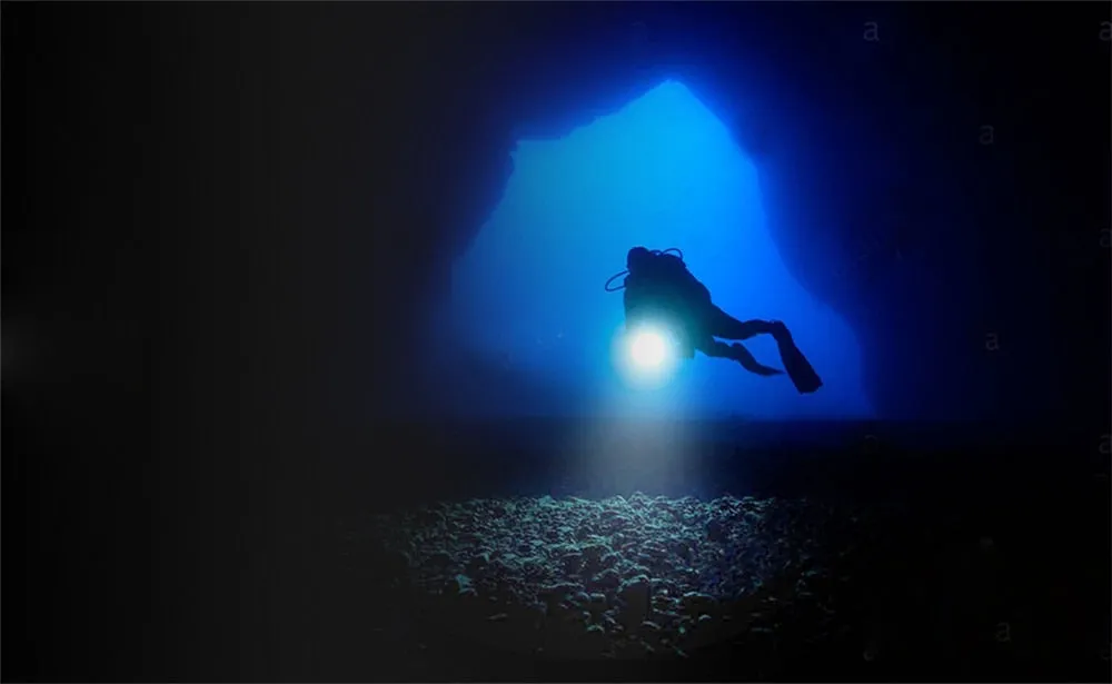 IP68 Powerful Diving Flashlight Highest Waterproof Professional diving light With anti-skid Rope Use 5 x super bright lamp beads