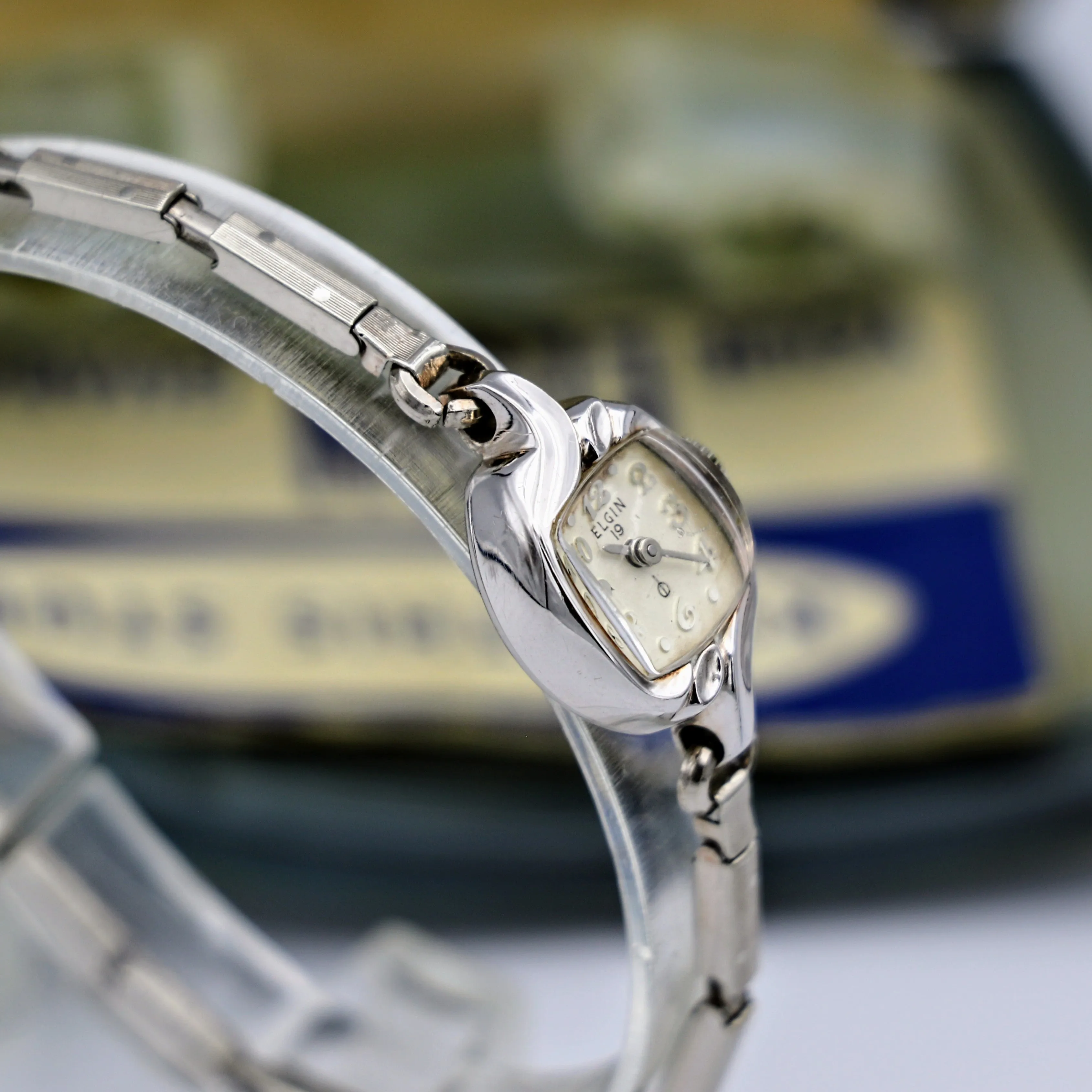 Ladies ELGIN Wristwatch 1960s American Grade 832 19 Jewels Vintage Watch - IN BOX!