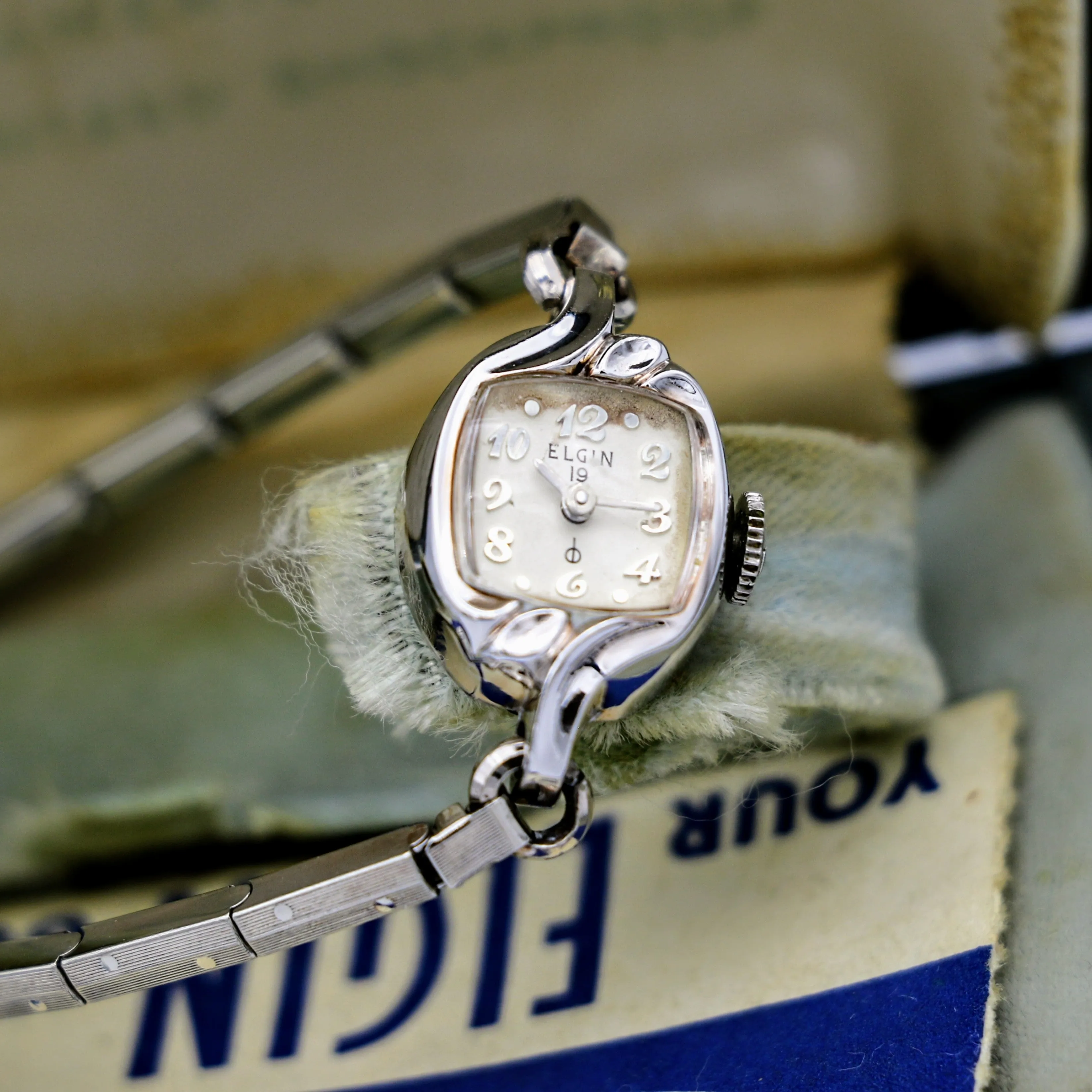 Ladies ELGIN Wristwatch 1960s American Grade 832 19 Jewels Vintage Watch - IN BOX!