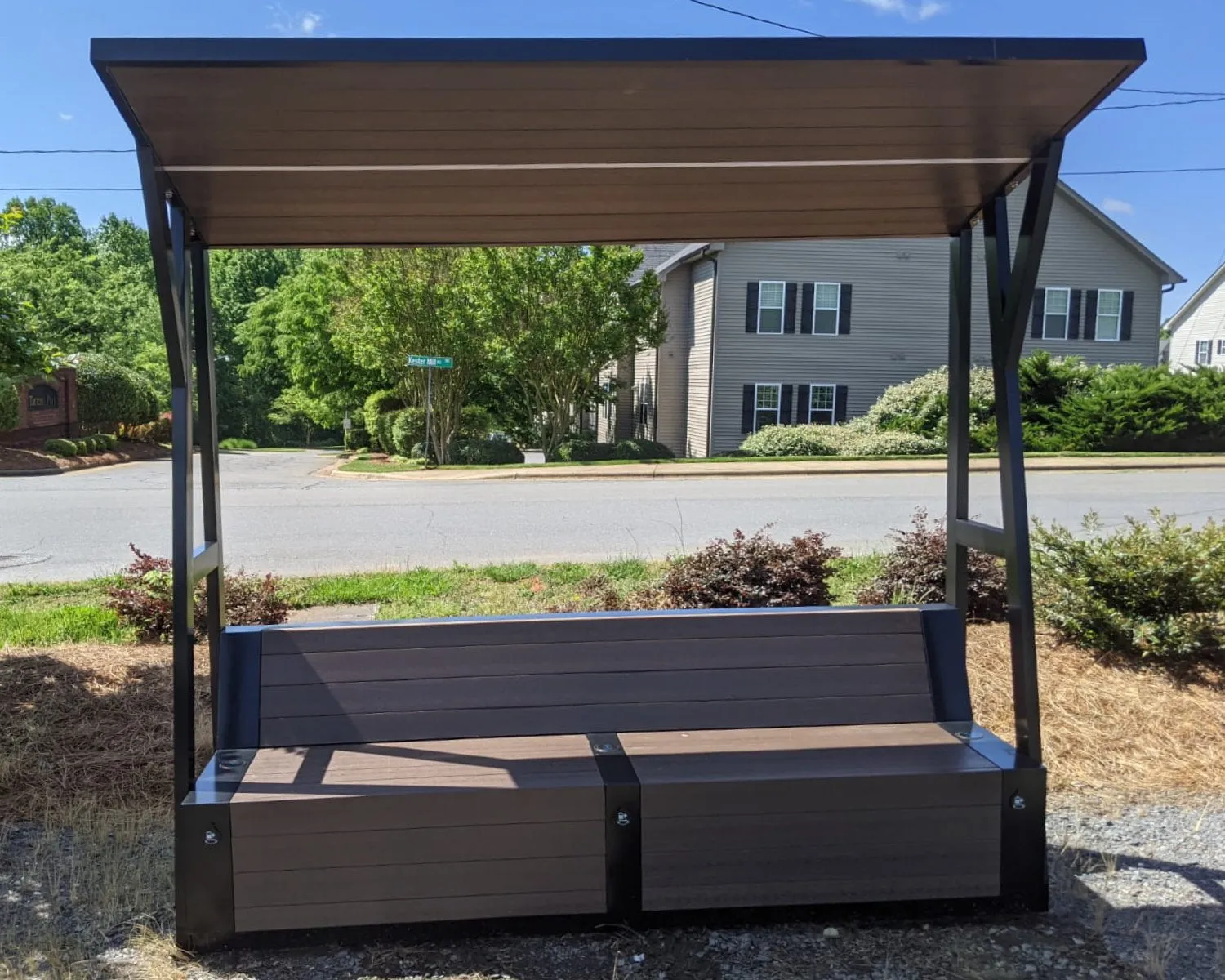 SB1060 SOLAR CHARGING AND CONNECTIVITY STATION BENCH