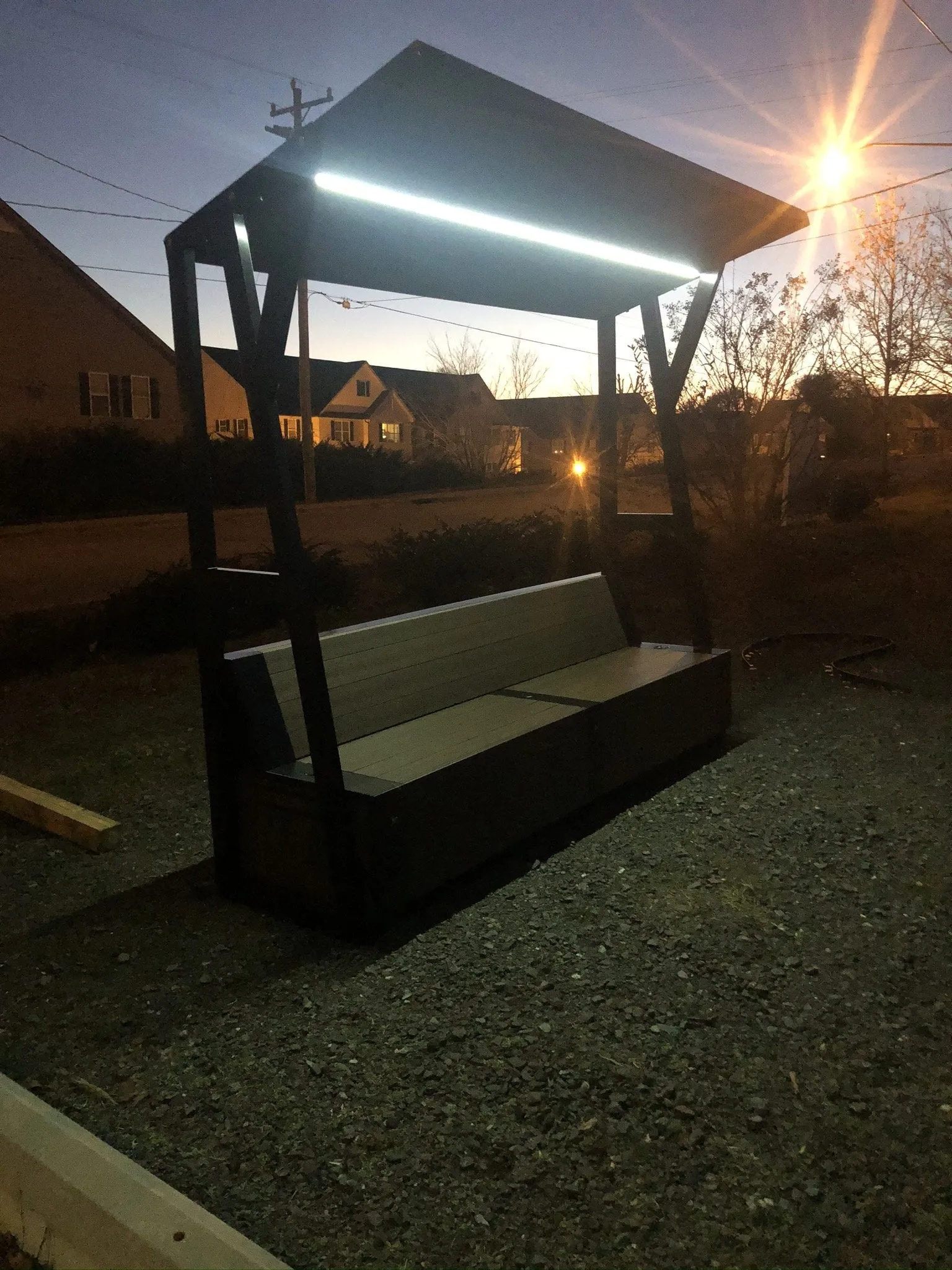 SB1060 SOLAR CHARGING AND CONNECTIVITY STATION BENCH